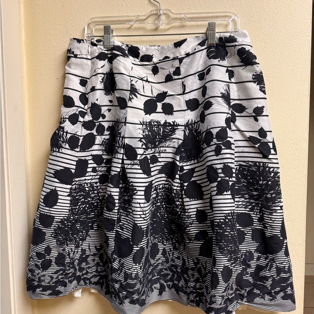 Ann Taylor 100% Silk A-Line Skirt Black White Floral Print Size 12